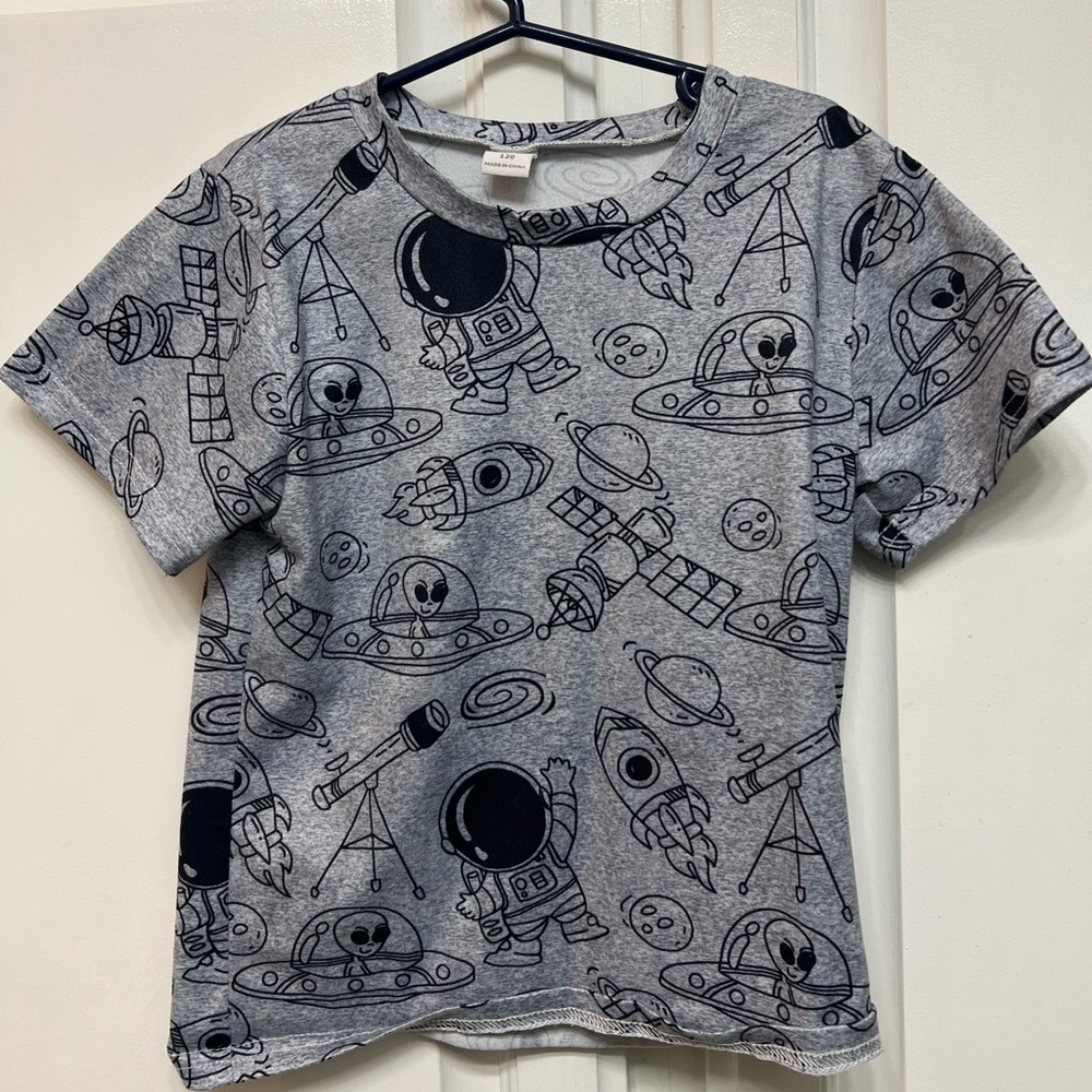 Kids space t-shirt, size 120, gray and black